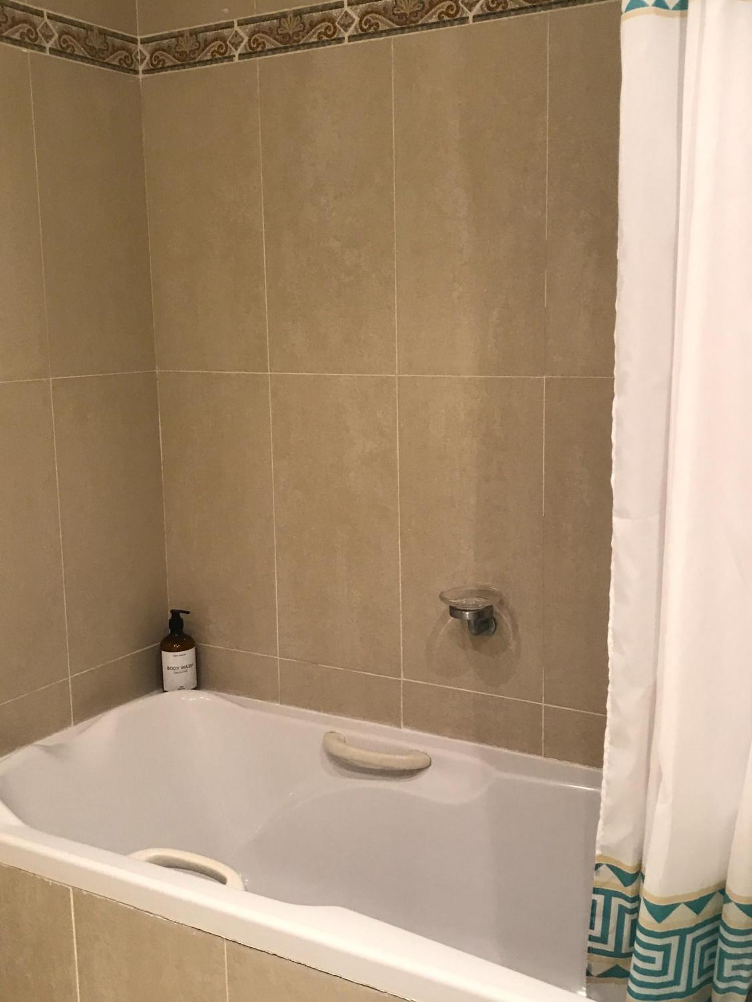 Habitacion Deluxe Con Bano Privado En Atalaya Apartagolf, Estepona Kültér fotó